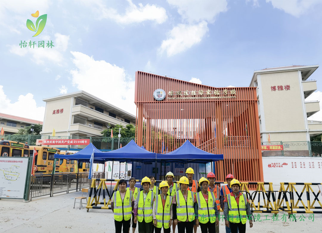 九游娱乐园林绿化公司工人完工合影